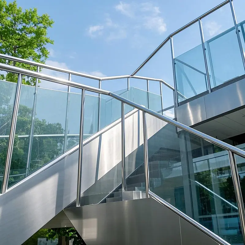 Barandilla de tubo minimalista interior para escaleras